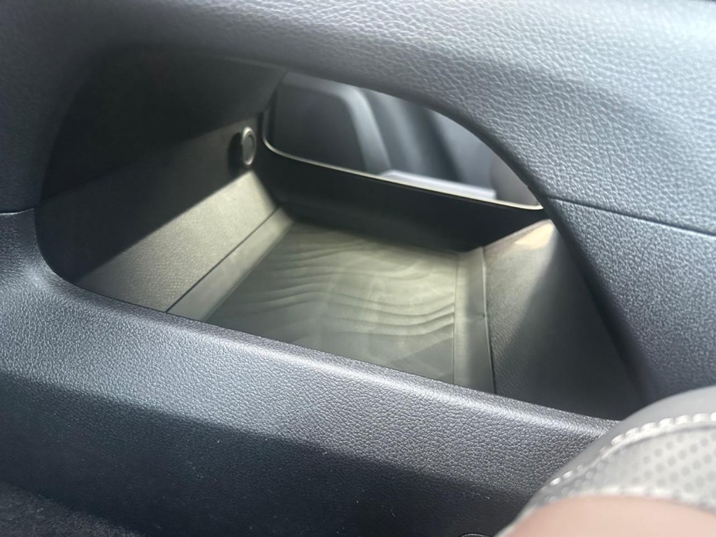 Nissan Armada Vehicle Full-screen Gallery Image 22