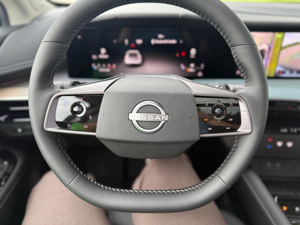 Nissan Murano Vehicle Full-screen Gallery Image 02