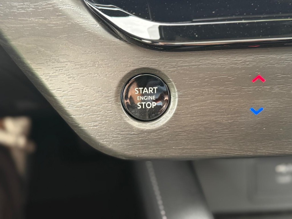 Nissan Murano Vehicle Full-screen Gallery Image 05