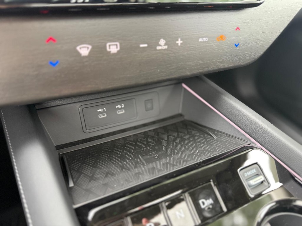 Nissan Murano Vehicle Full-screen Gallery Image 07