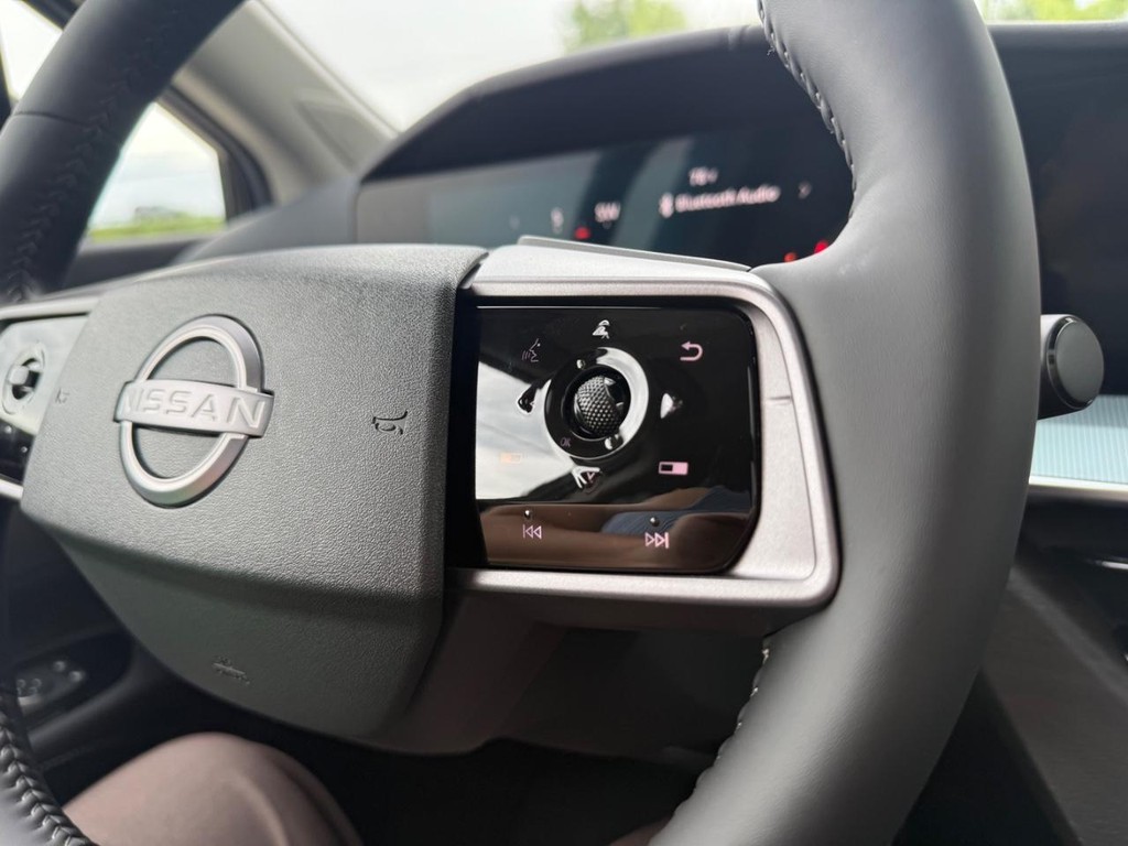 Nissan Murano Vehicle Full-screen Gallery Image 10