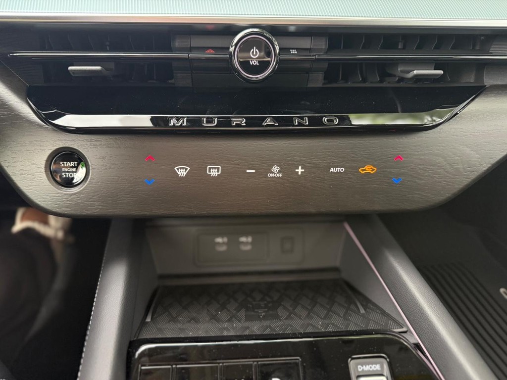 Nissan Murano Vehicle Full-screen Gallery Image 13