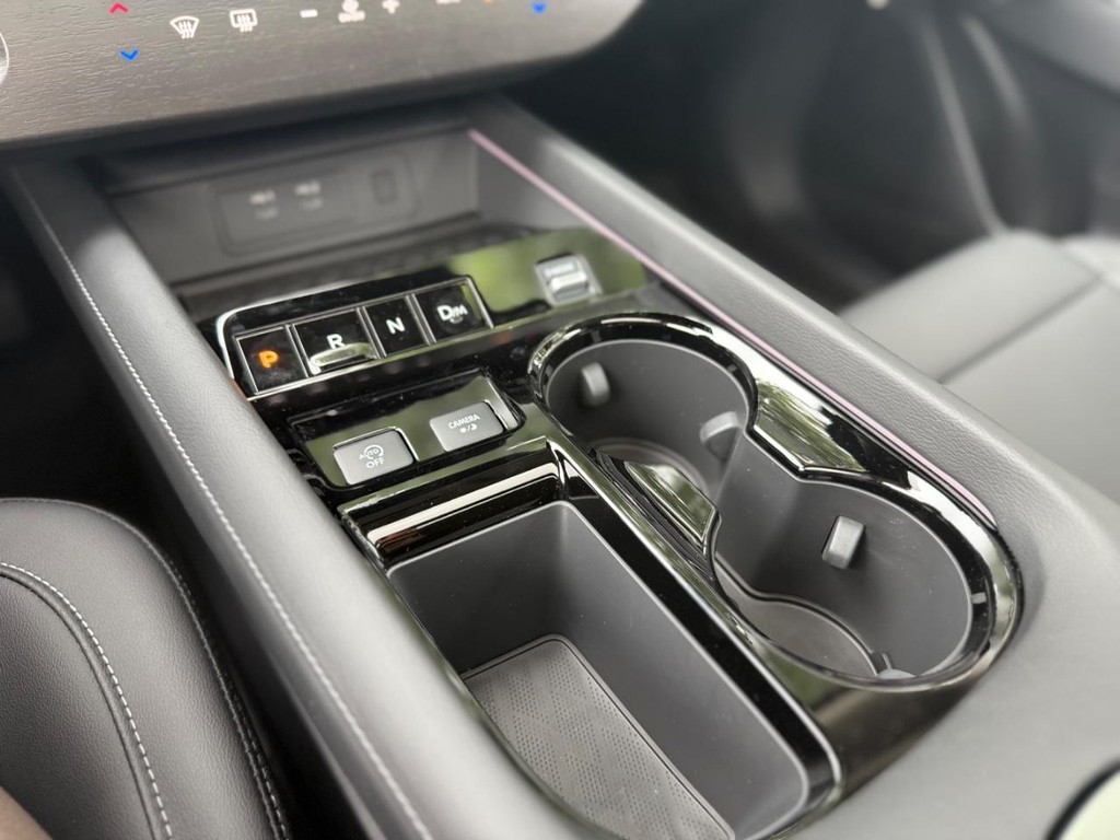 Nissan Murano Vehicle Full-screen Gallery Image 16