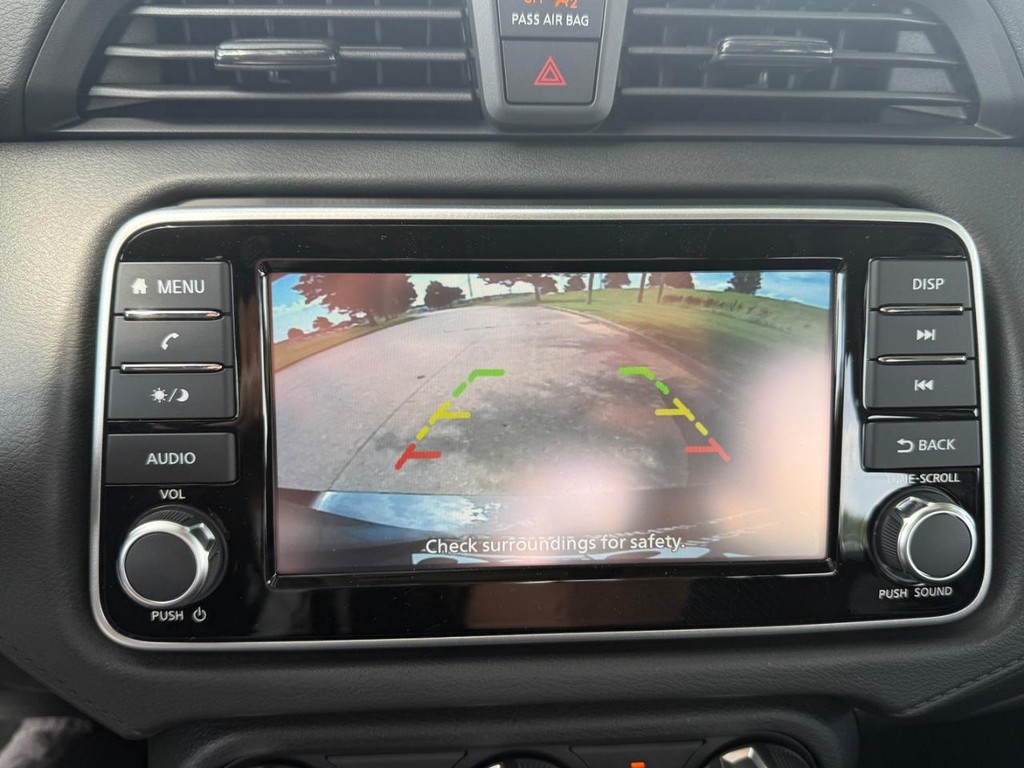 Nissan Versa Vehicle Full-screen Gallery Image 02