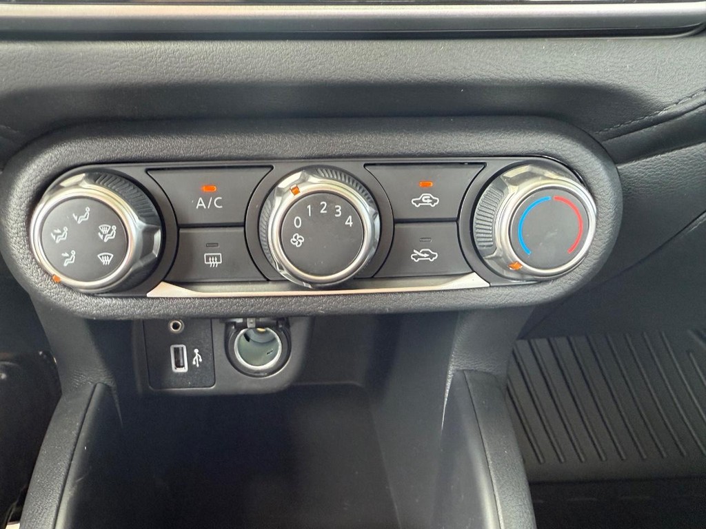 Nissan Versa Vehicle Full-screen Gallery Image 03