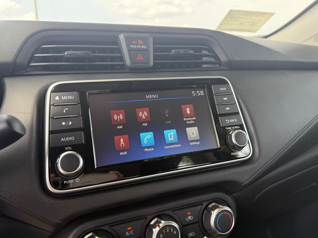 Nissan Versa Vehicle Full-screen Gallery Image 04