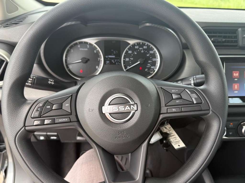 Nissan Versa Vehicle Full-screen Gallery Image 05