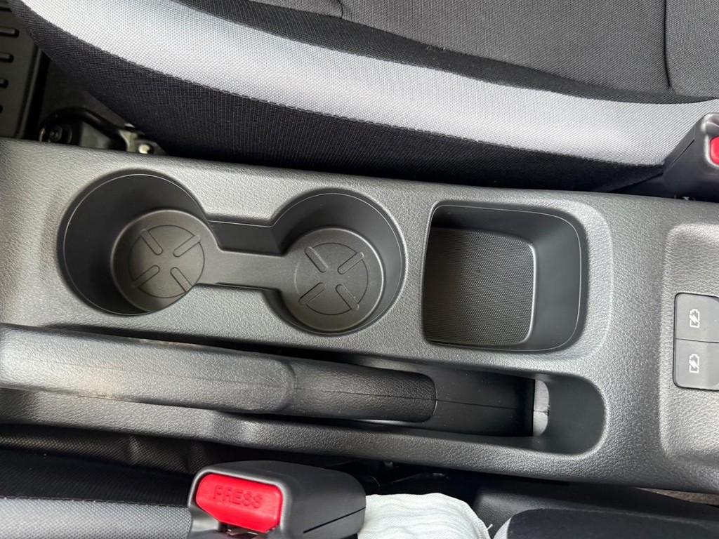 Nissan Versa Vehicle Full-screen Gallery Image 06