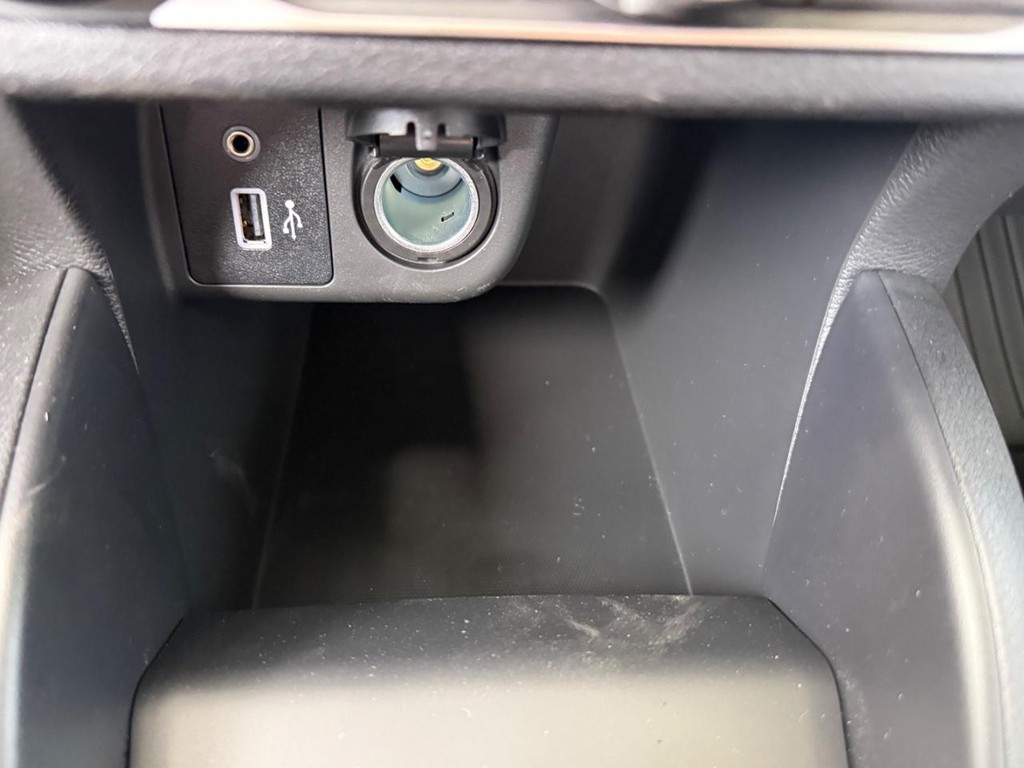 Nissan Versa Vehicle Full-screen Gallery Image 08