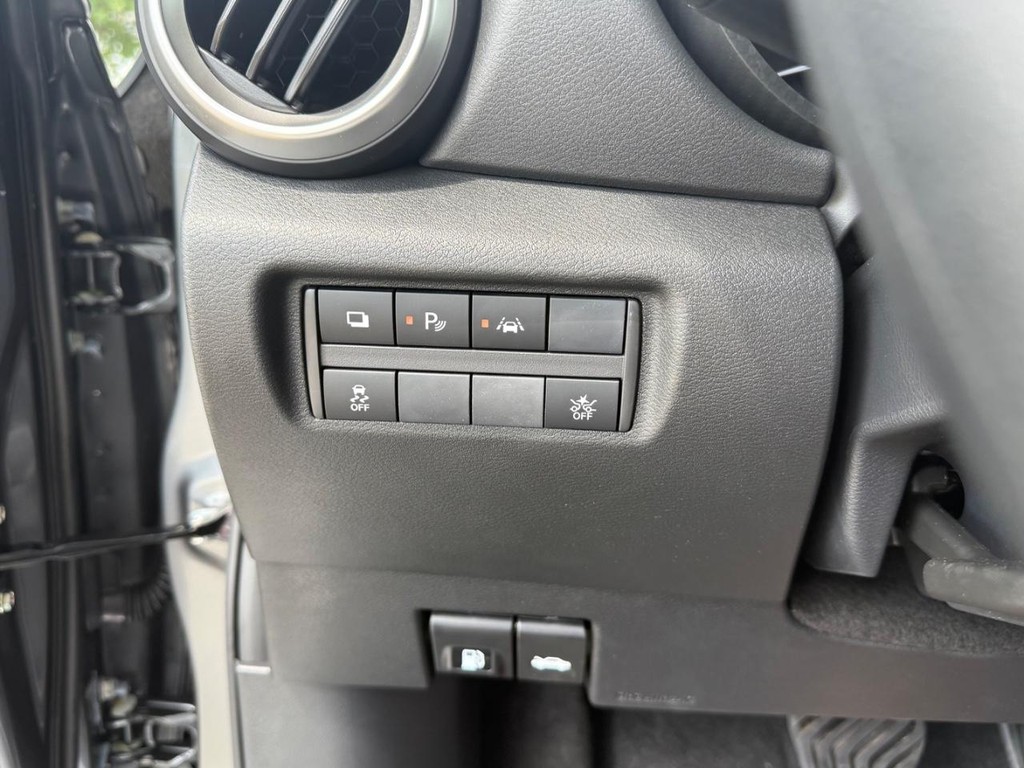 Nissan Versa Vehicle Full-screen Gallery Image 09