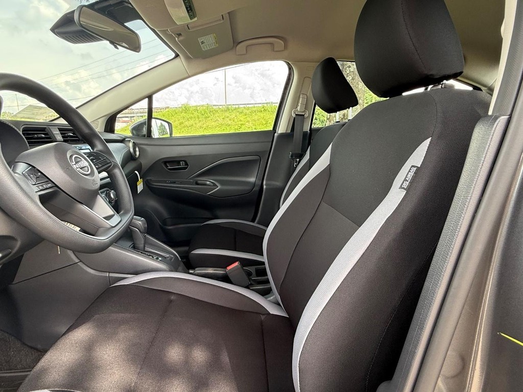 Nissan Versa Vehicle Full-screen Gallery Image 10