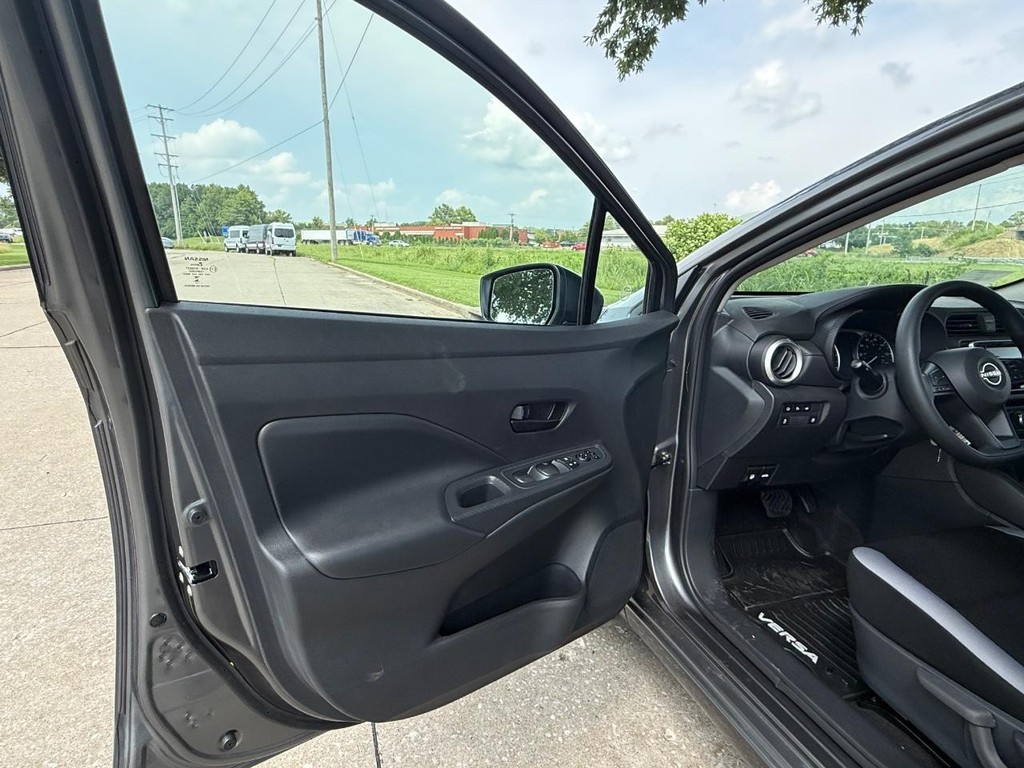 Nissan Versa Vehicle Full-screen Gallery Image 11