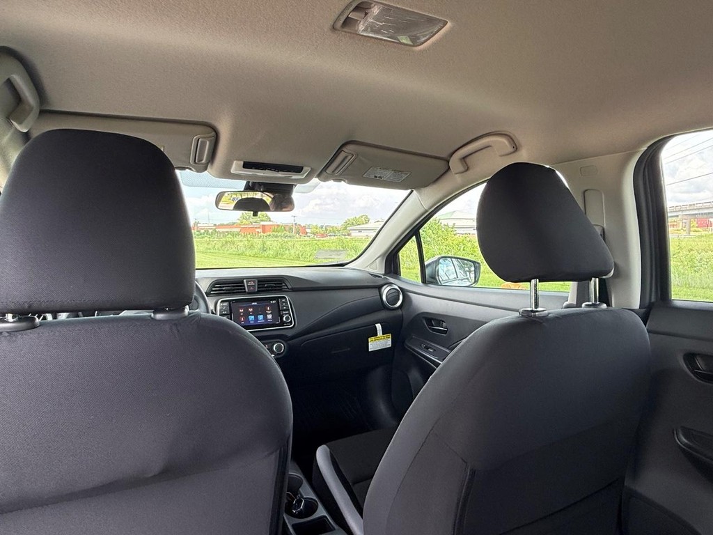 Nissan Versa Vehicle Full-screen Gallery Image 12