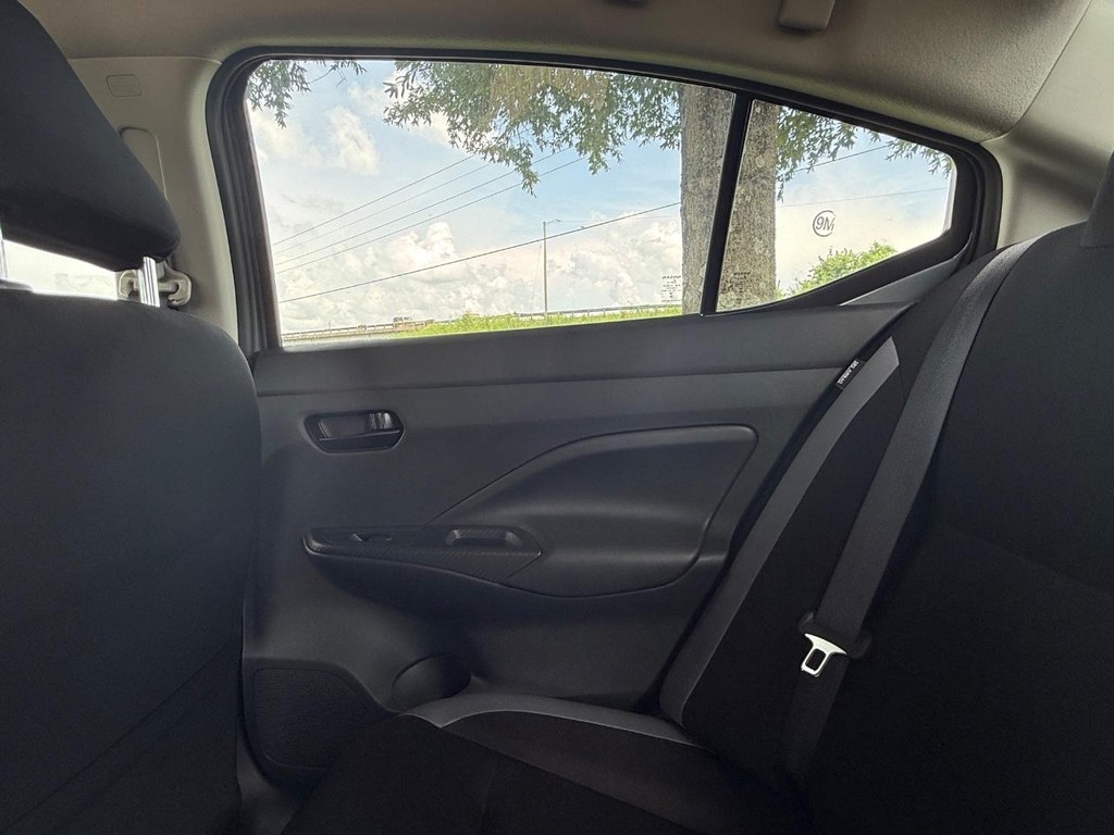 Nissan Versa Vehicle Full-screen Gallery Image 13