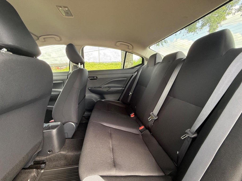 Nissan Versa Vehicle Full-screen Gallery Image 14