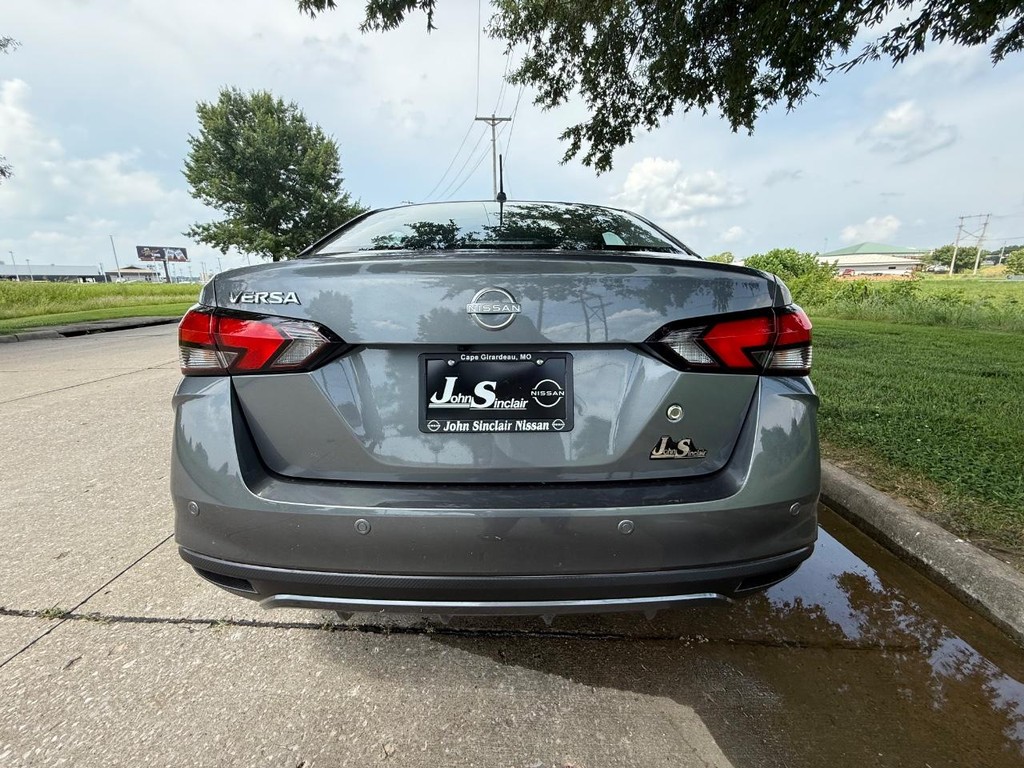 Nissan Versa Vehicle Full-screen Gallery Image 15