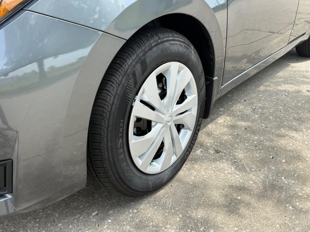 Nissan Versa Vehicle Full-screen Gallery Image 16