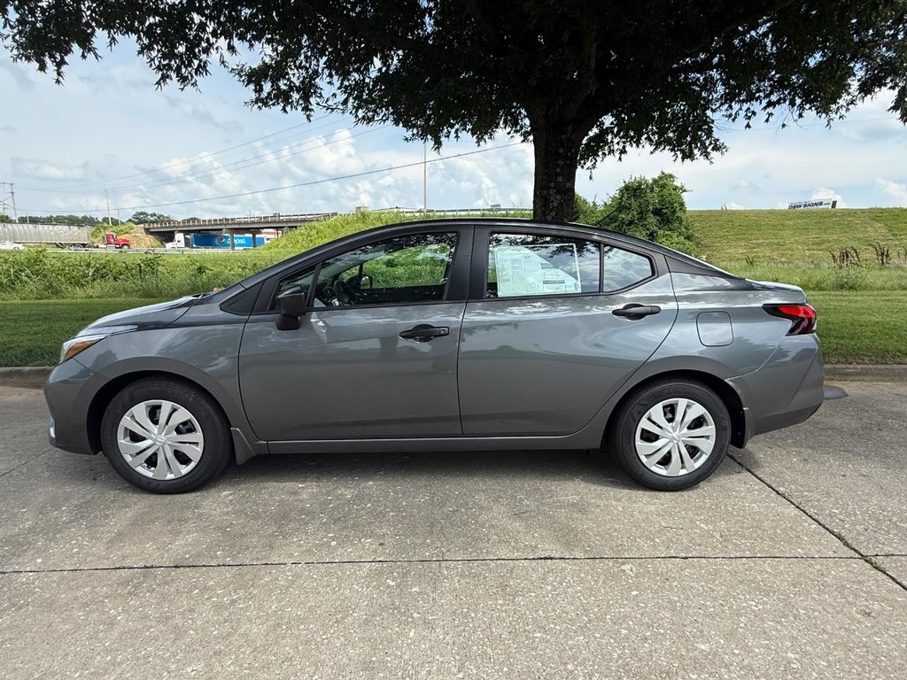 Nissan Versa Vehicle Full-screen Gallery Image 18