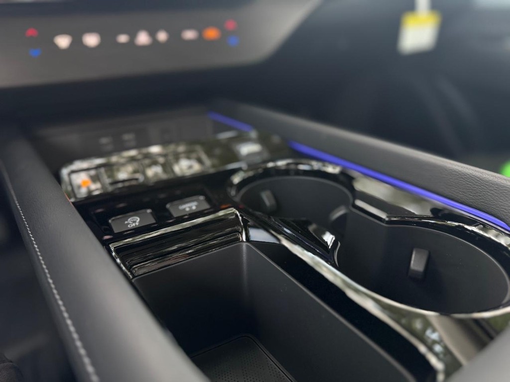 Nissan Murano Vehicle Full-screen Gallery Image 03