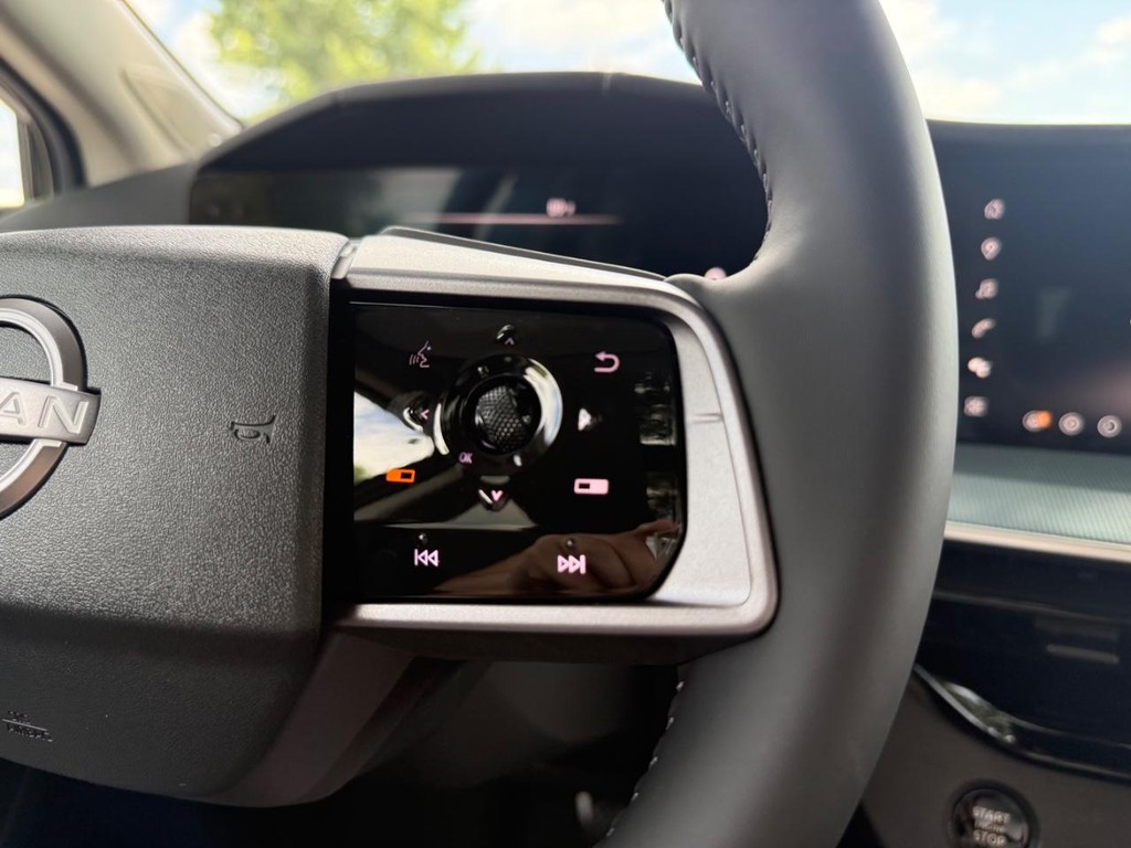 Nissan Murano Vehicle Full-screen Gallery Image 12