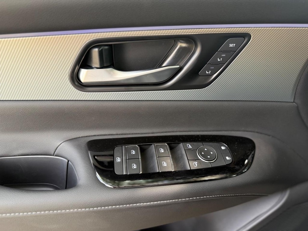 Nissan Murano Vehicle Full-screen Gallery Image 22