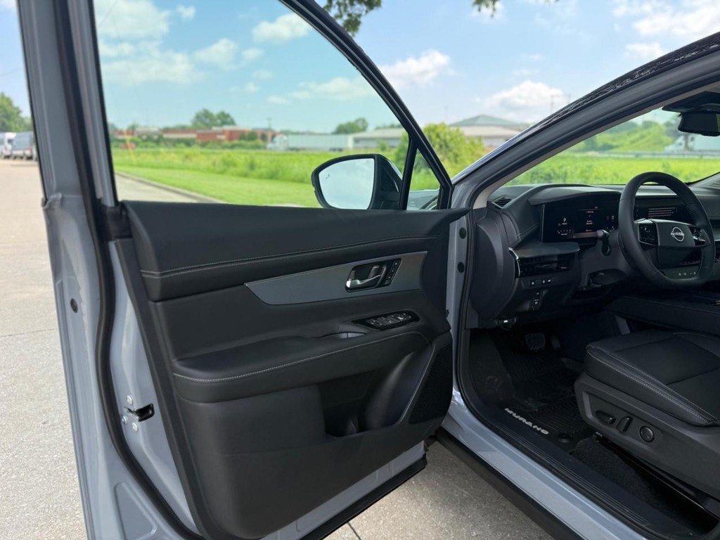 Nissan Murano Vehicle Full-screen Gallery Image 23