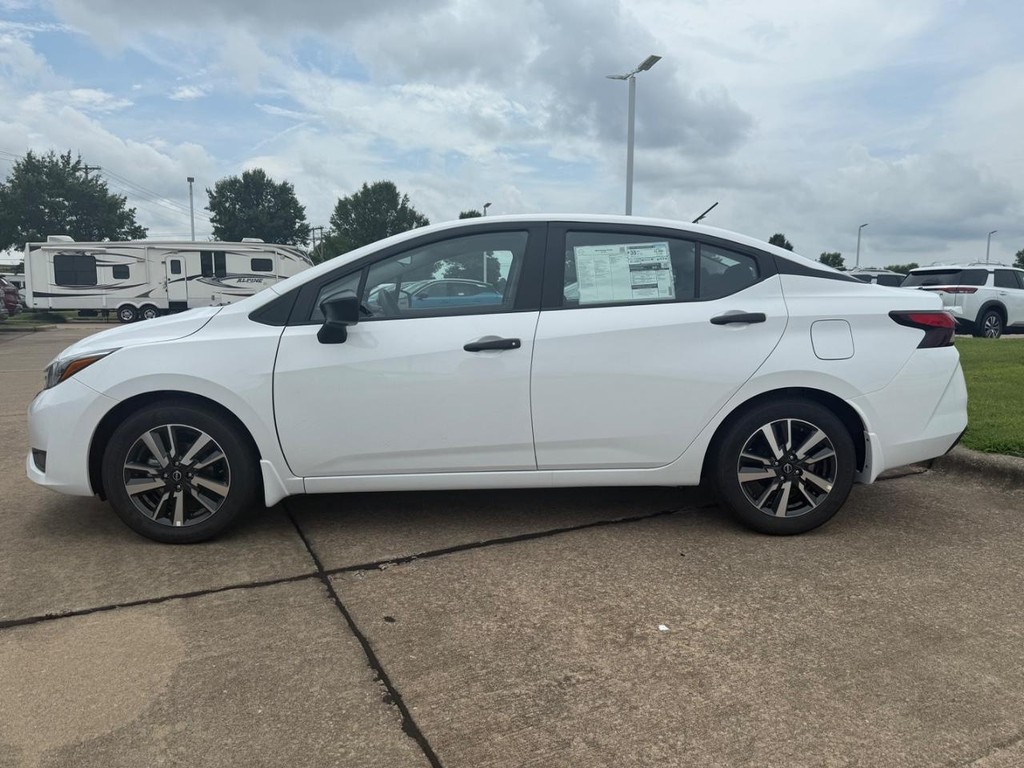 Nissan Versa Vehicle Full-screen Gallery Image 02