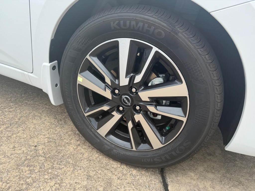 Nissan Versa Vehicle Full-screen Gallery Image 04