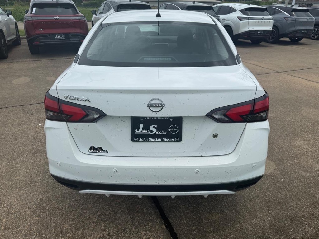 Nissan Versa Vehicle Full-screen Gallery Image 05