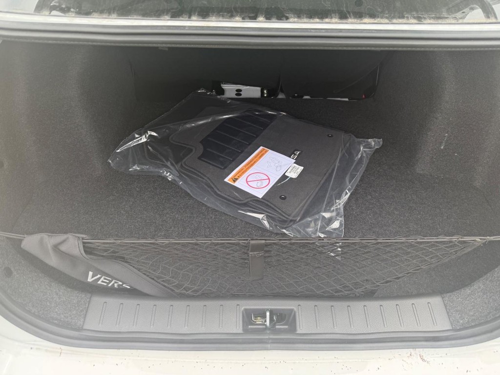 Nissan Versa Vehicle Full-screen Gallery Image 06