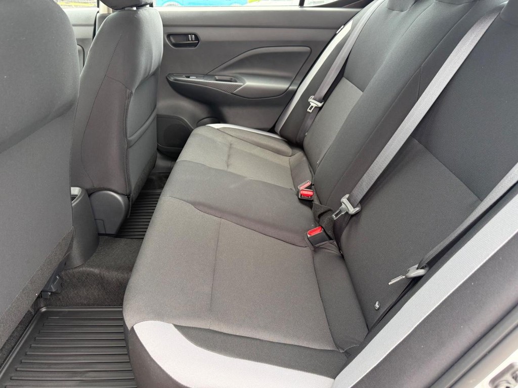 Nissan Versa Vehicle Full-screen Gallery Image 07