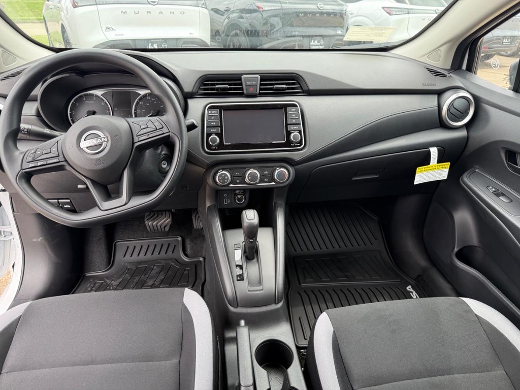 Nissan Versa Vehicle Full-screen Gallery Image 08