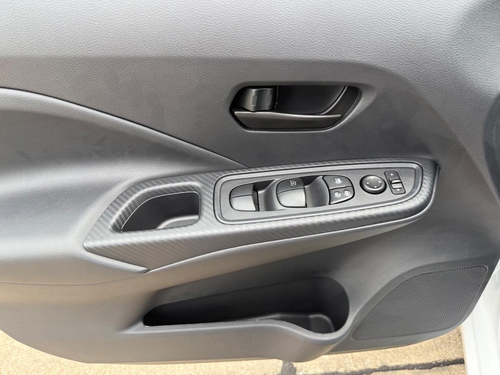 Nissan Versa Vehicle Full-screen Gallery Image 09