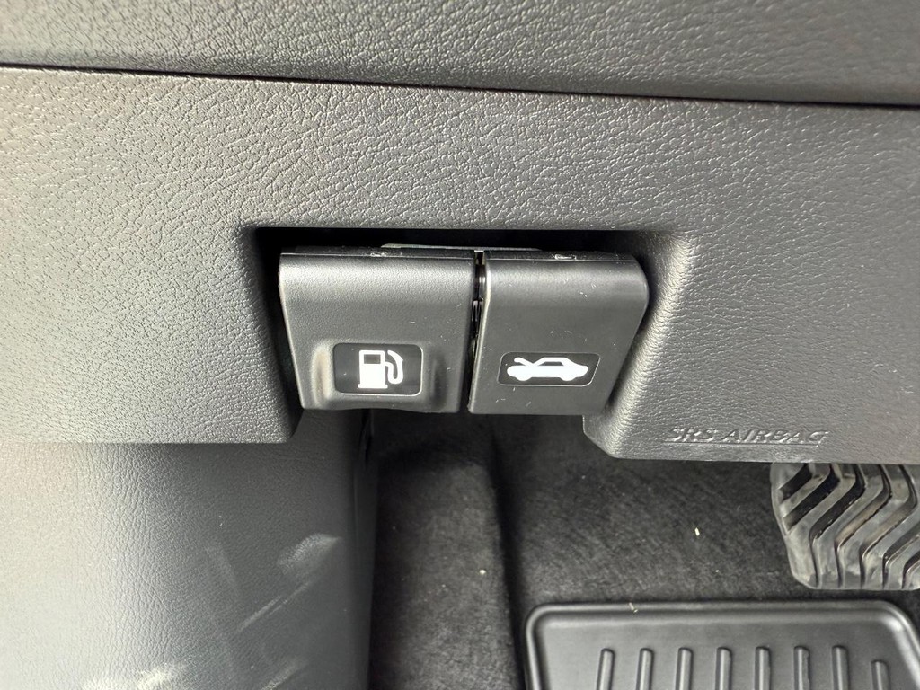 Nissan Versa Vehicle Full-screen Gallery Image 13