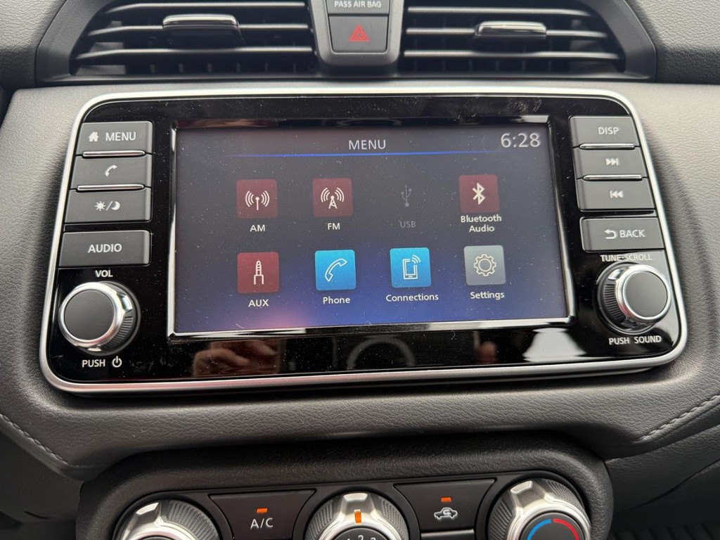 Nissan Versa Vehicle Full-screen Gallery Image 18