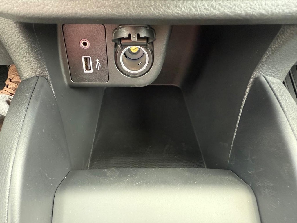 Nissan Versa Vehicle Full-screen Gallery Image 21