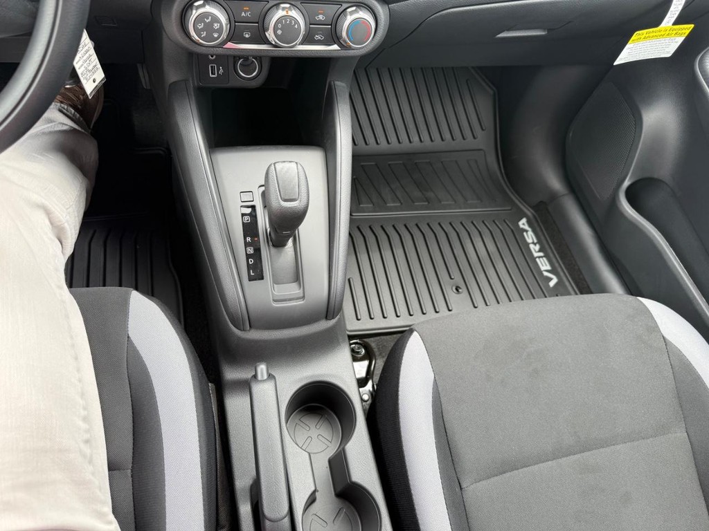 Nissan Versa Vehicle Full-screen Gallery Image 22