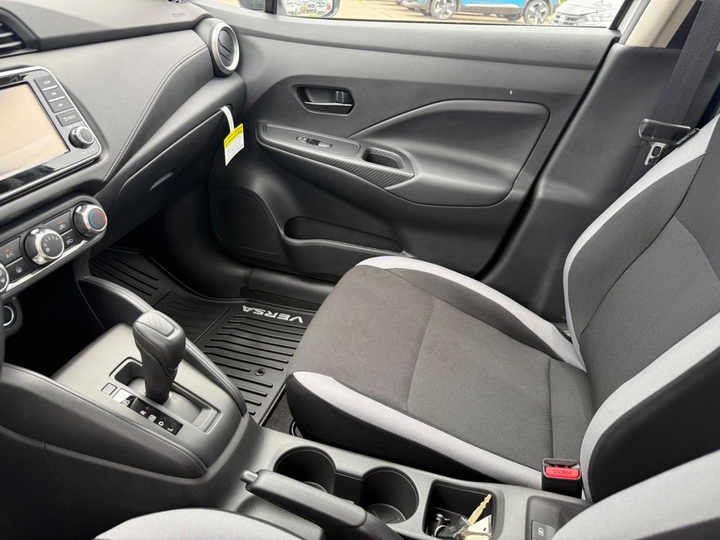 Nissan Versa Vehicle Full-screen Gallery Image 23