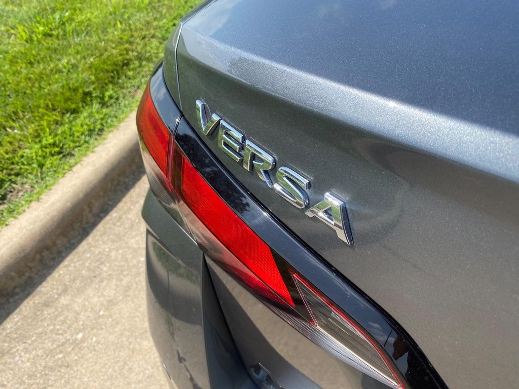 Nissan Versa Vehicle Full-screen Gallery Image 02