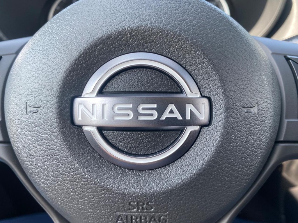 Nissan Versa Vehicle Full-screen Gallery Image 05