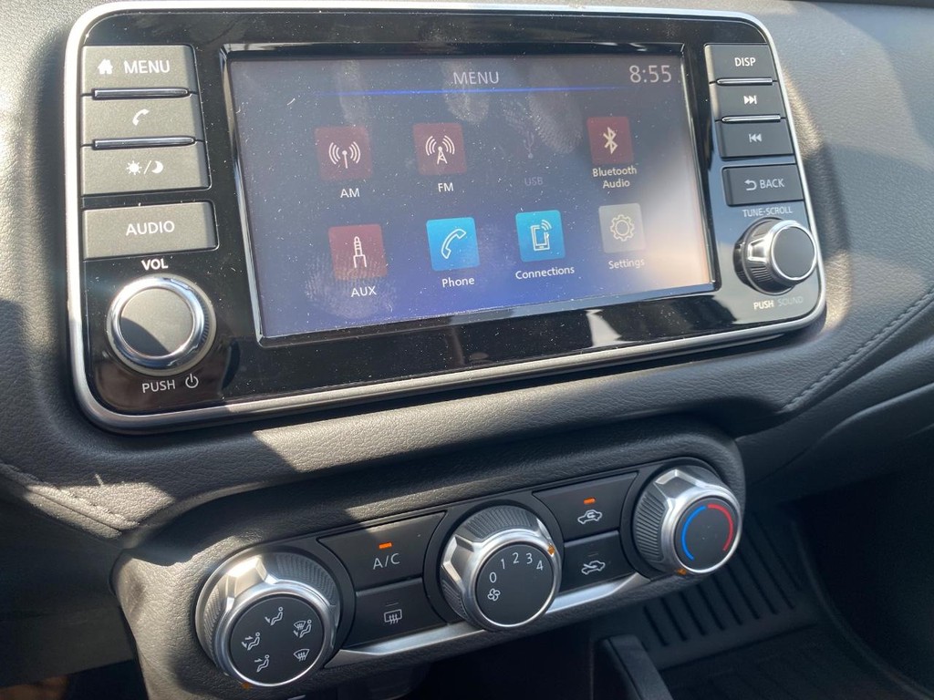 Nissan Versa Vehicle Full-screen Gallery Image 06