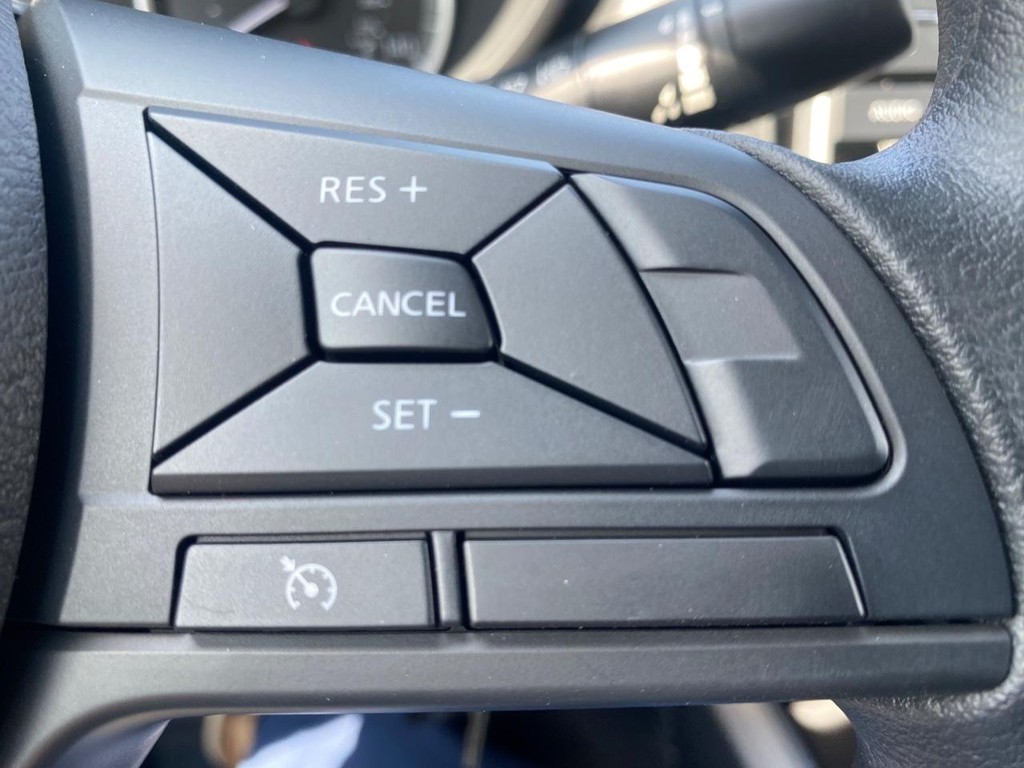 Nissan Versa Vehicle Full-screen Gallery Image 07