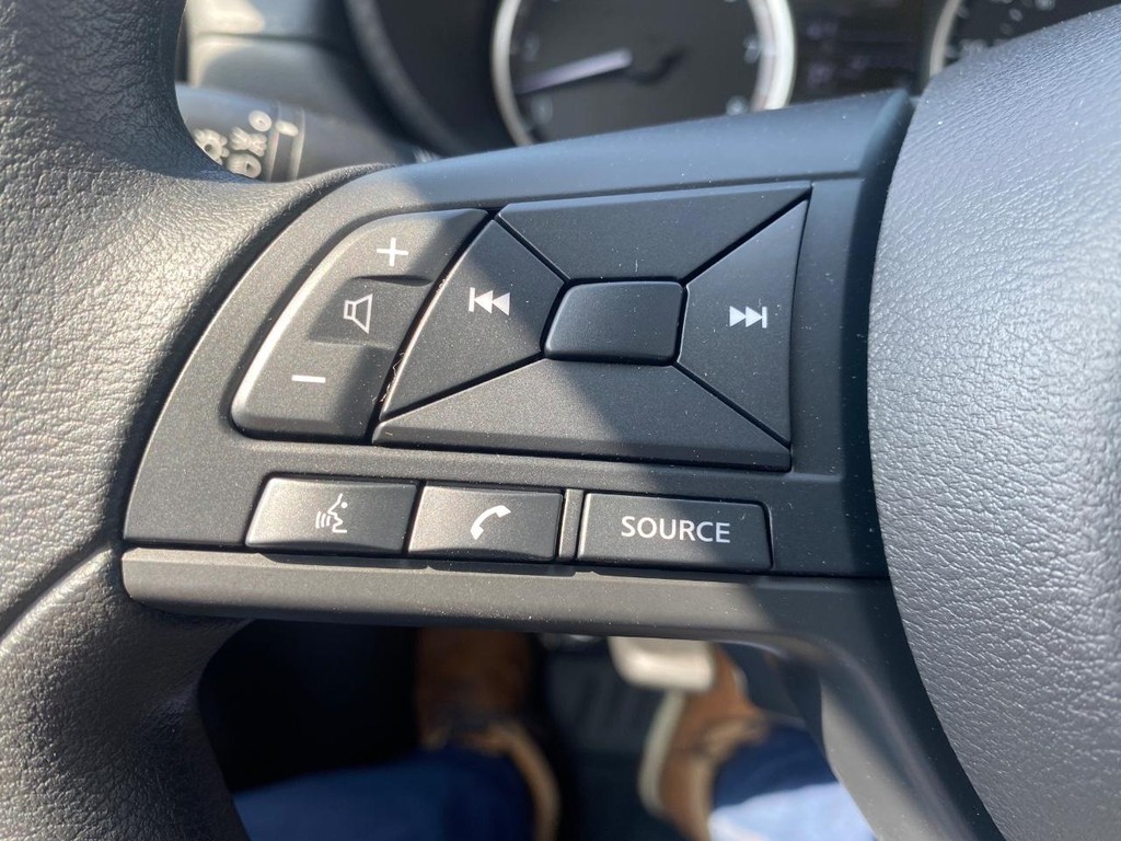 Nissan Versa Vehicle Full-screen Gallery Image 08