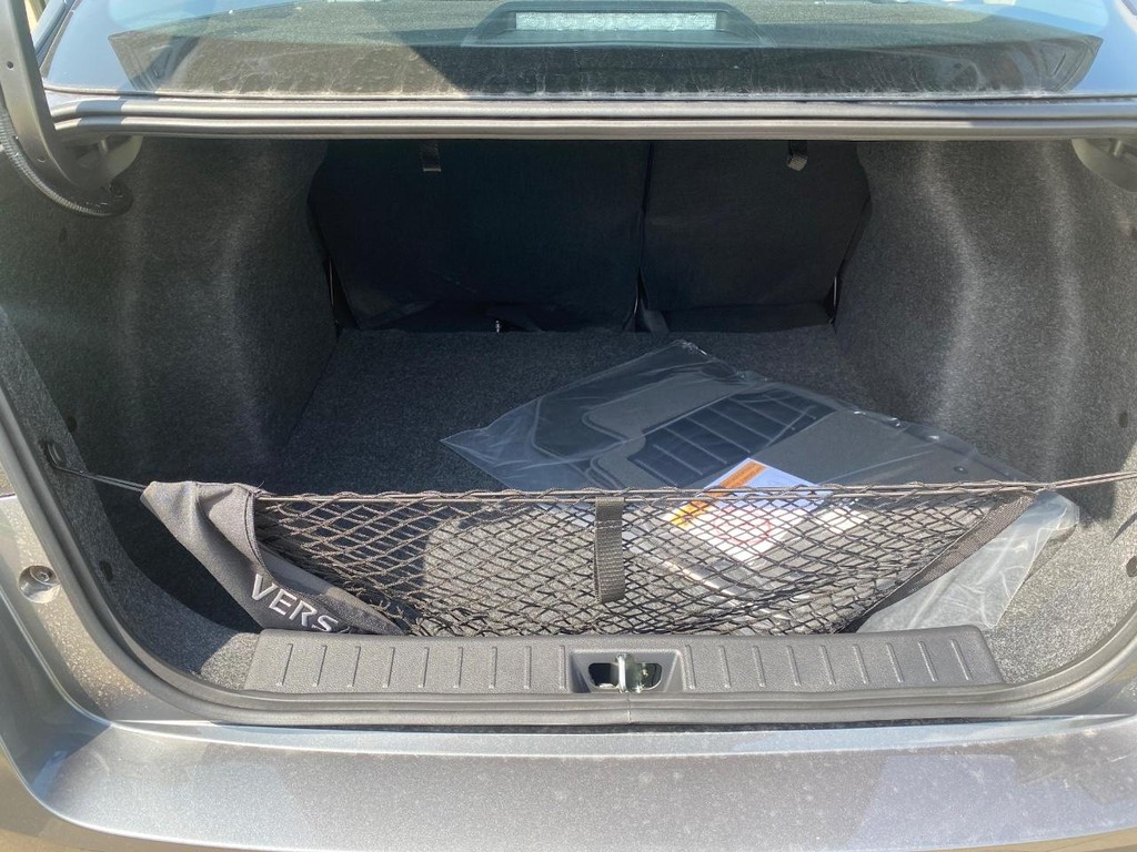 Nissan Versa Vehicle Full-screen Gallery Image 09