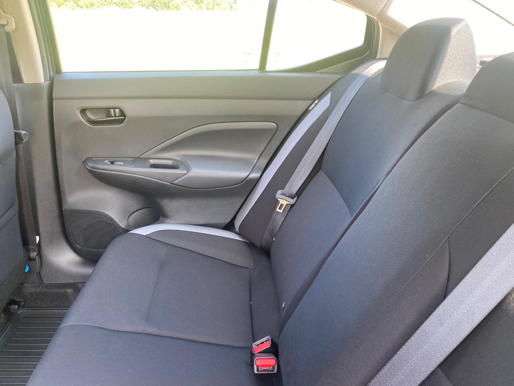 Nissan Versa Vehicle Full-screen Gallery Image 11