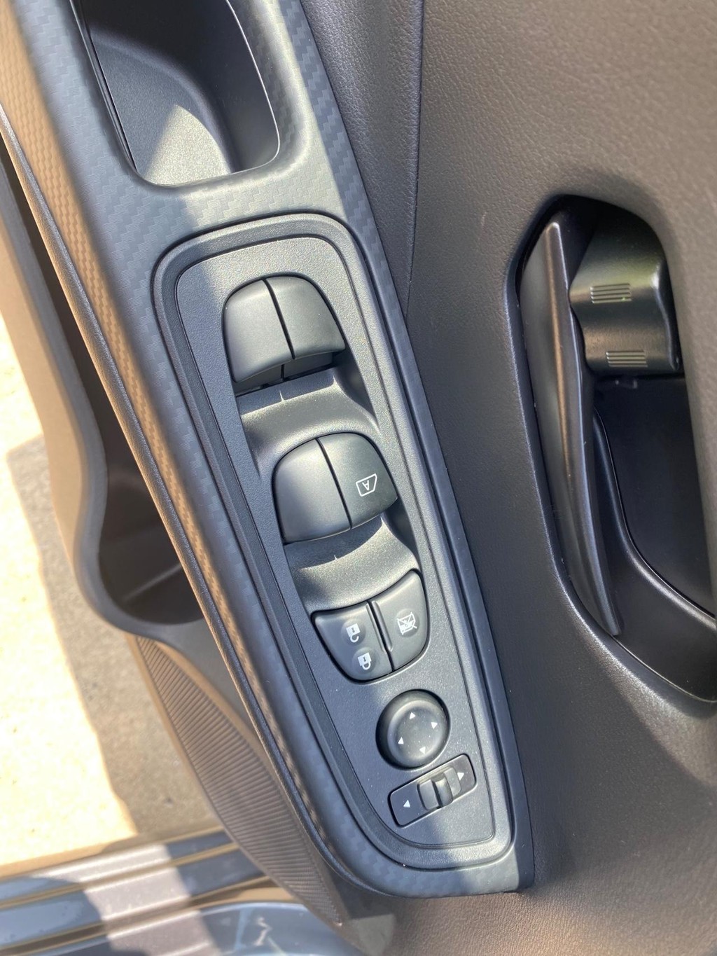 Nissan Versa Vehicle Full-screen Gallery Image 13