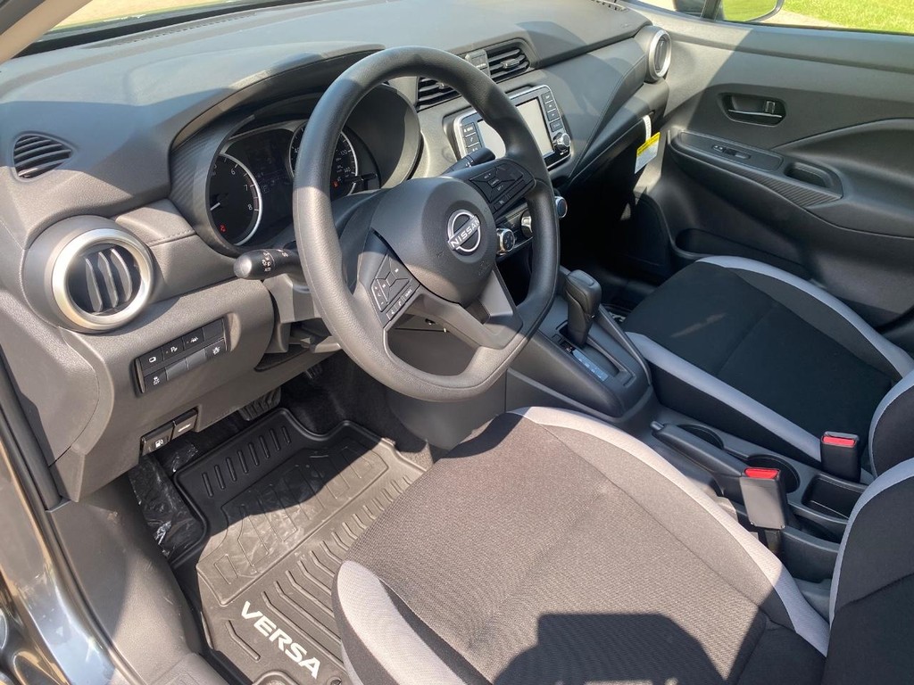 Nissan Versa Vehicle Full-screen Gallery Image 14