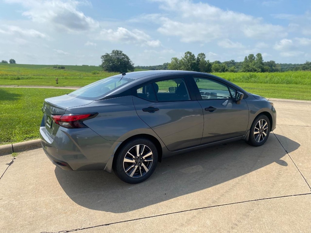Nissan Versa Vehicle Full-screen Gallery Image 16
