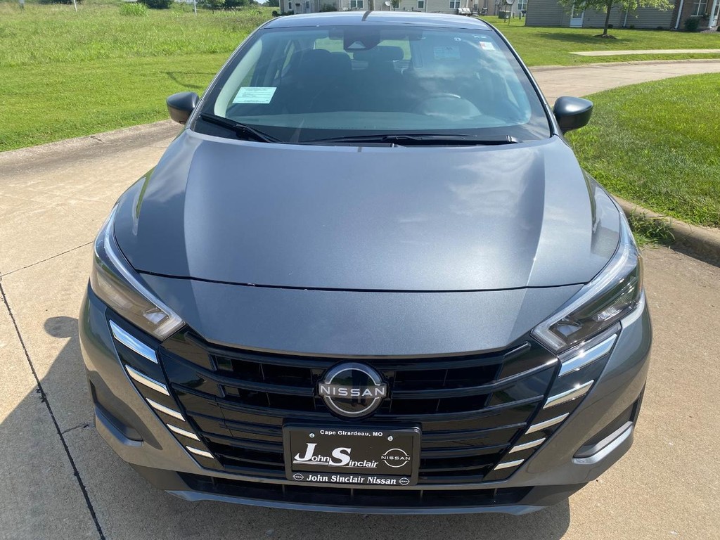 Nissan Versa Vehicle Full-screen Gallery Image 17