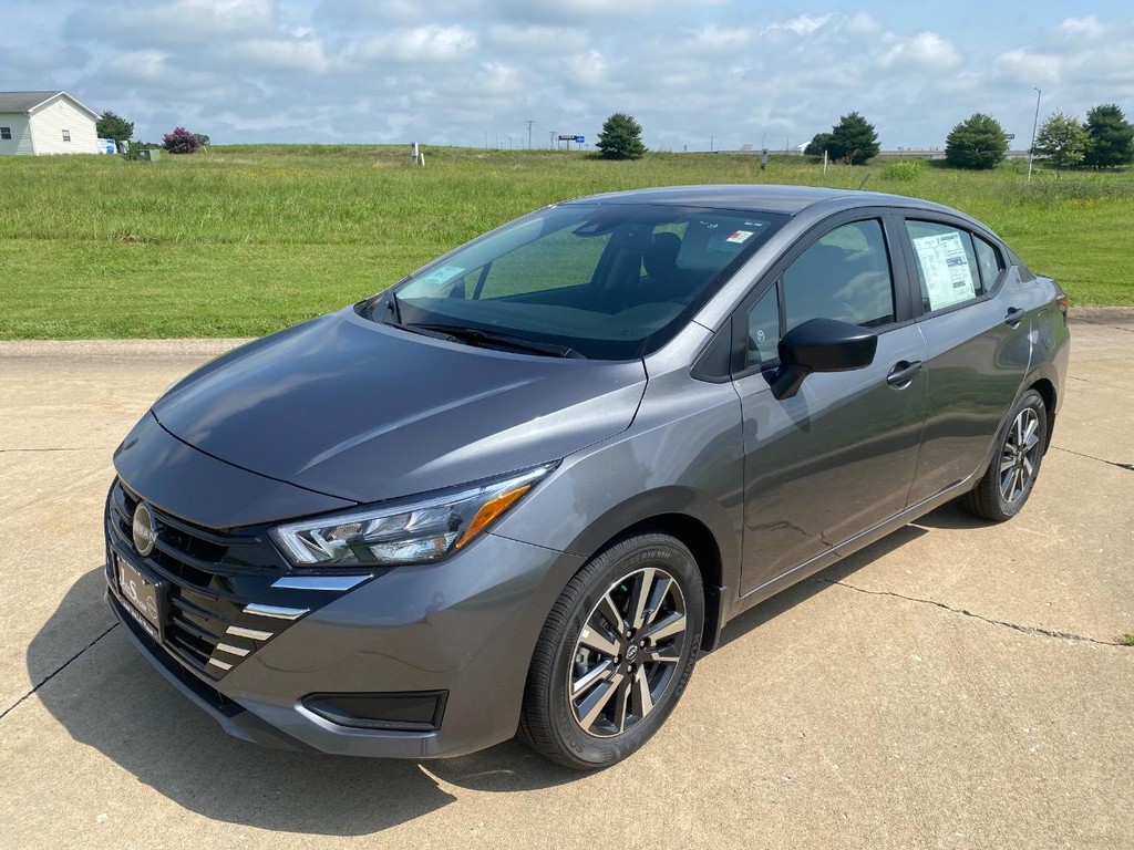 Nissan Versa Vehicle Full-screen Gallery Image 18